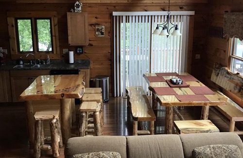 Baraboo Cabin | Hana Log Cabin near Devil's Lake