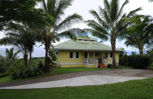 Hana Cottage | Hana's Heaven - a charming 2 bedroom cottage with spectacular ocean views