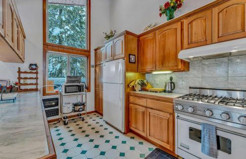 Lake Forest House | Handcrafted Tahoe Retreat Walk to Beach & Ski
