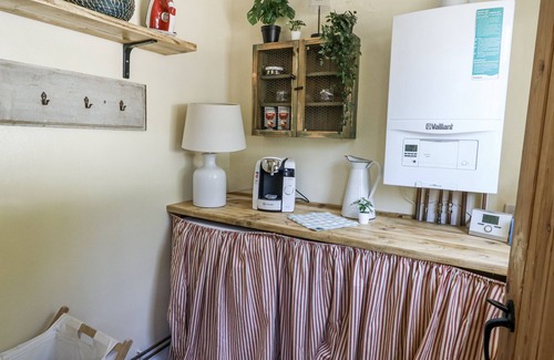 Piddlehinton Cottage | HAPPINESS COTTAGE, pet friendly, with a garden in Piddlehinton