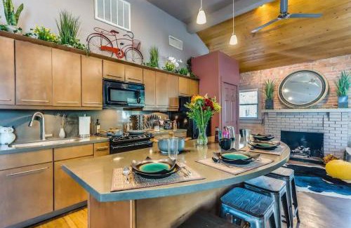 West University House | Happy Cactus Walkable 2BR by UofA and Parking
