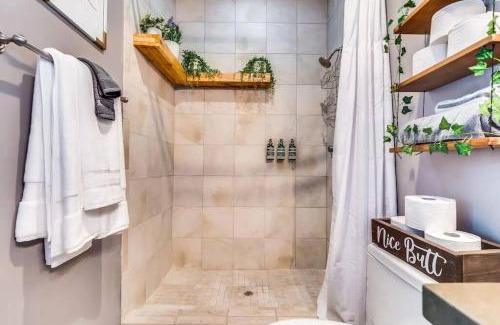 West University House | Happy Cactus Walkable 2BR by UofA and Parking