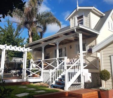 Onehunga Bed & Breakfast | Harbour View Cottage