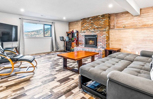 Vernon House | Harbour View Oasis: Hot tub, Firepit & Arcade Games!