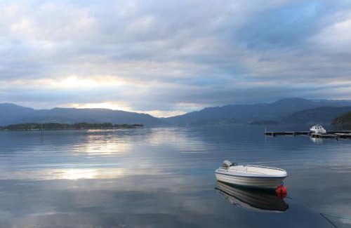 Herand House | Hardanger Rom & Harmonium "The Green B&B"