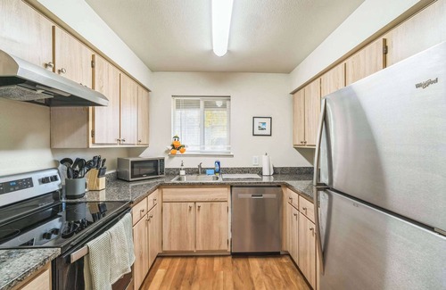 Harlow Apartment | Harlow Flat Near the Oregon Ducks