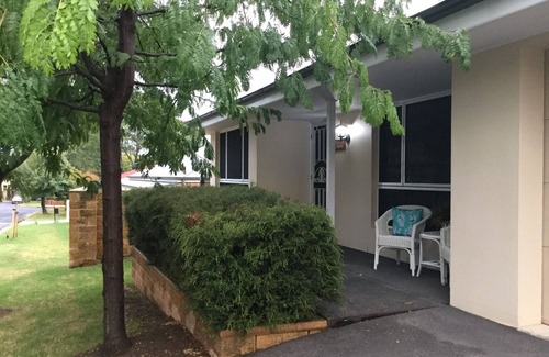 Bathurst Villa | Harris St Hideaway - FOXTEL and free Wifi