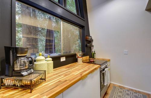 Burley Cabin | Harstine Island Cabin w/Fire Pit: Walk to Beach!
