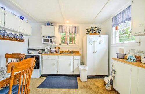 Hartford House | Hartford Cottage with Private Beach on Bear Pond!