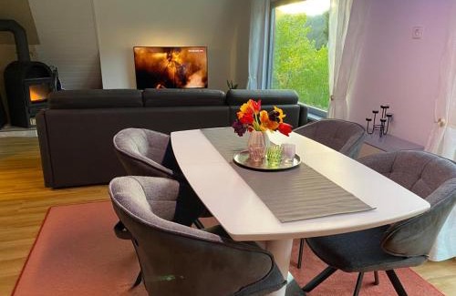 Erzgrube House | Haus Adler - Komplettes Ferienhaus am Badesee