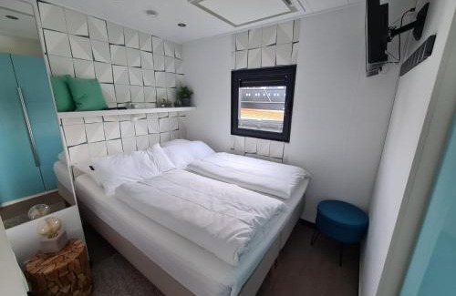 South Bremerhaven Boat Rental | Hausboot Lobster Bremerhaven