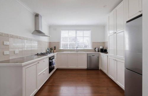 Frankston House | Havana Edge - Pet-friendly Garden Retreat near Beach