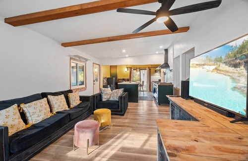 Green Bay House | Haven House Locust - Huge Backyard - Pet Friendly, 2 Bedroom 2 Bathroom