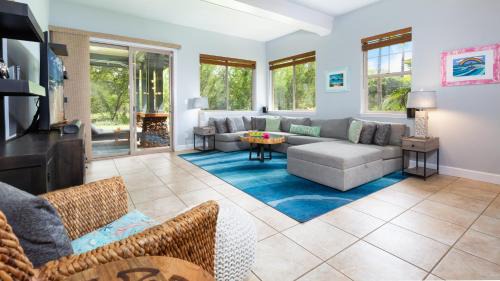 Kulalani Villa | HAWAIIANA ESCAPE Tropical 3BR Kulalani Home with Bikes and Beach Club