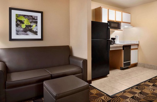 Oak Creek Hotel | Hawthorn Extended Stay by Wyndham Milwaukee Airport