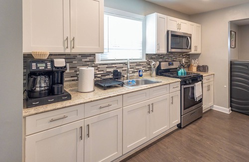 Hawthorne Apartment | Hawthorne 2Bed, Laundry In-Unit, Pets OK, Parking, Fios, Separate Entrance, Safe