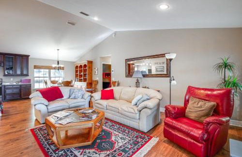 Putnam Hall House | Hawthorne Vacation Rental with Access to Cue Lake