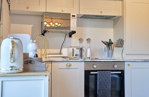 Blandford Saint Mary Ski Chalet | HAZEL - ROMANTIC ESCAPE | SLEEPS 2 | HOT TUB | BBQ | PETS ALLOWED | WI-FI | SECLUDED PATIO