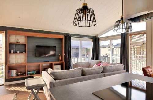 Combpyne House | Hazelwood 4 Pinewood Retreat