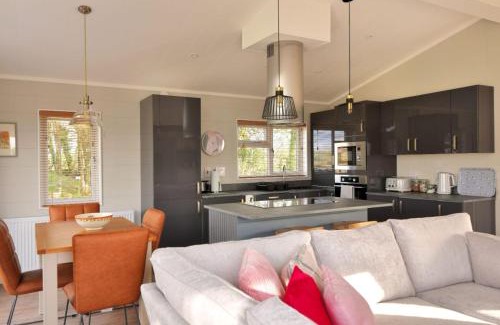 Combpyne House | Hazelwood 4 Pinewood Retreat