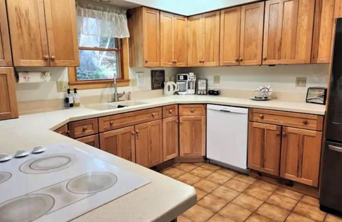 Sugar Grove Cabin | Heart Haus on the Hill - Near Hocking Hills, Updated/Private/Comfortable!