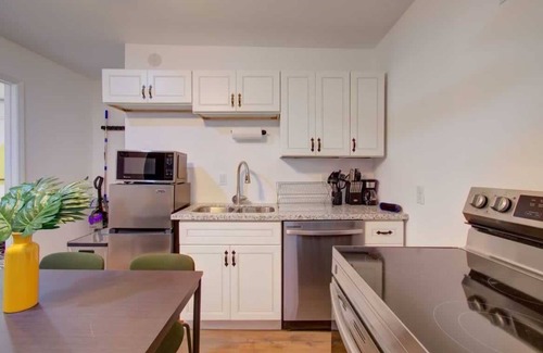 Greater East End Apartment | Heart of Houston - 2-BD/1-BA w Kids Playground