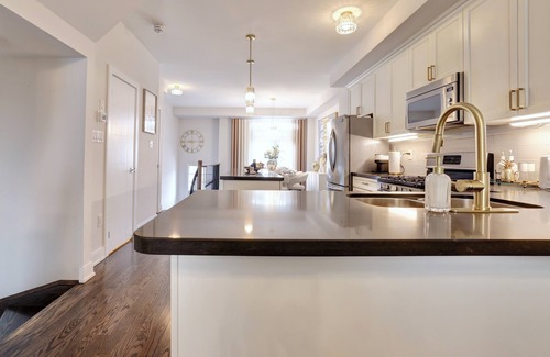 Lakeview House | Heart of Port Credit | Lakefront,Dining & Shopping