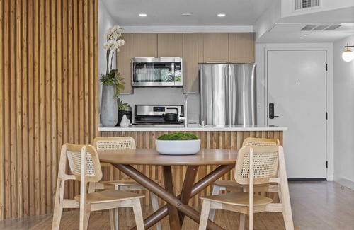 Beverly Grove Apartment | Heart of West Hollywood Apt w/doorman, gym, and co-working space
