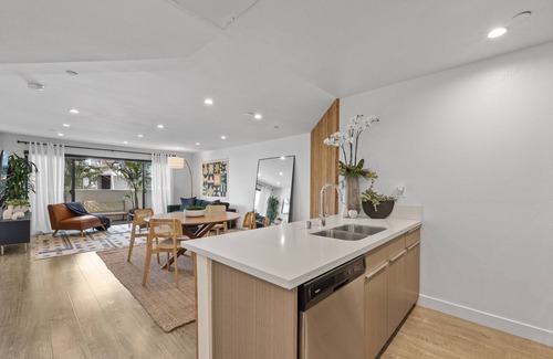 Beverly Grove Apartment | Heart of West Hollywood Apt w/doorman, gym, and co-working space