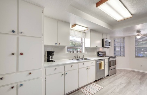 Spring Hill Cottage | Heated Pool & 4-in-1 Grill: Spring Hill Haven!