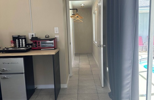 North Port House | Heated Pool - Backyard Privacy- Camping in the Suburbs- 25 min. to the beach