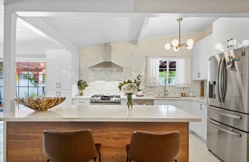Valley Glen House | Heated Pool + Dog Friendly Gated 6 mi Universal.