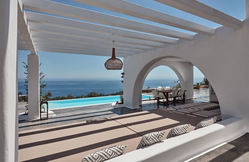 Korithi Villa | Heated Pool & Jacuzzi. Close to beach, shops and restaurants.