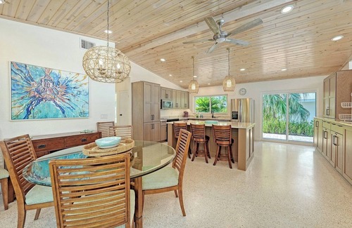 Anna Maria House | Heated Pool & Spa, FREE WiFi, Near AMI Beach & Village, Dog* (See Note).