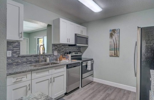 Pinellas Park House | Heated Pool w/Lanai-Beaches-St Pete-Pet Friendly