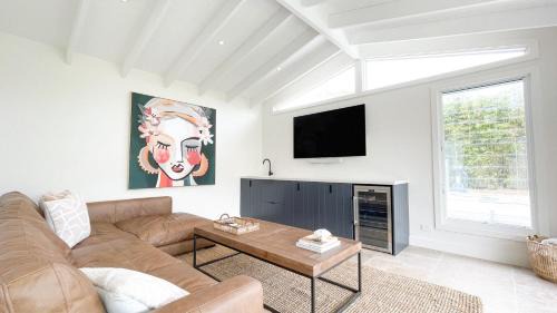 Bateau Bay House | Heated Swimming Pool and Walk To Beach