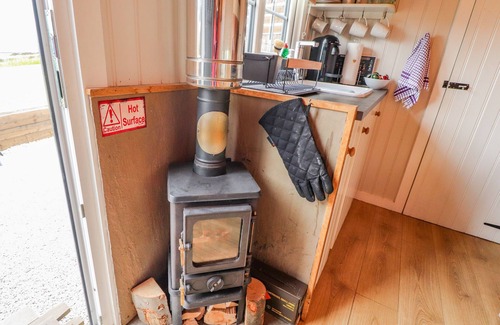 Barnoldswick Cottage | HEATHER HUT AT COPY HOUSE HIDEAWAY, pet friendly in Earby