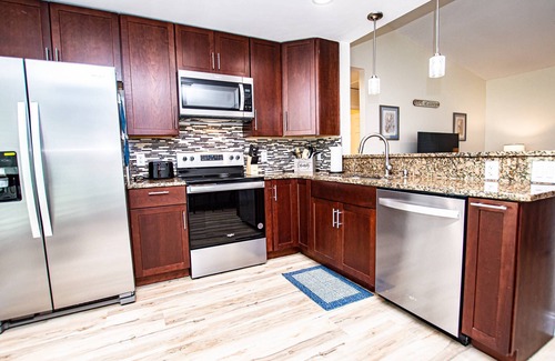 Brandon House | Heather Lakes Retreat – Stylish 3BR Home w/Lake Views, Lanai, Smart TVs & Pet-Friendly Yard!