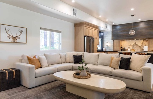 South Lake Tahoe Cabin | Heavenly Paradise: Luxury Ski & Beach Escape