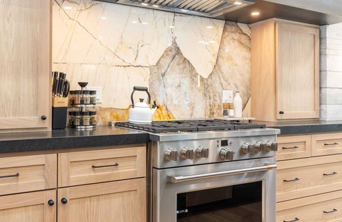 South Lake Tahoe Cabin | Heavenly Paradise: Luxury Ski & Beach Escape