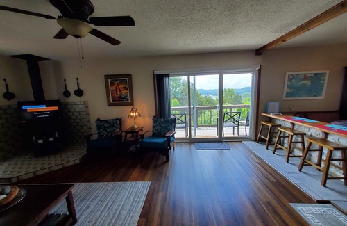 Lost Bridge Village House | Heavens Hip Pocket-Lake View-5 min walk to Pool and Lake!