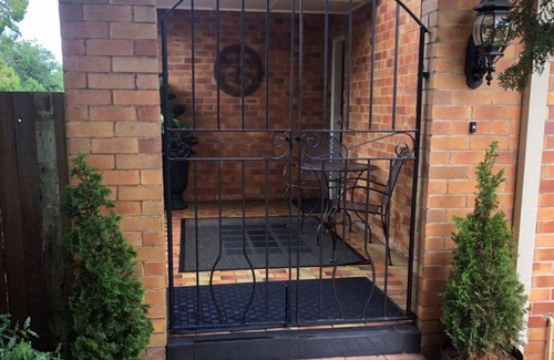 East Toowoomba House | Hedge House - luxury, space, style, great location