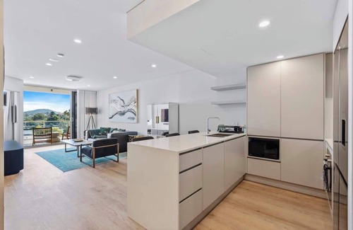 West End Apartment | HELIA - Beautiful West End Apt w parking and pool