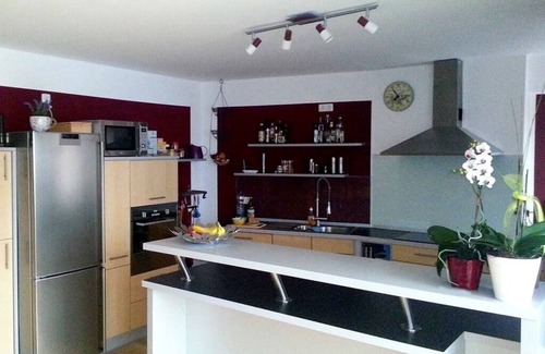 Floß Apartment | Helle Dachstudio Fewo mit moderner Einbauküche