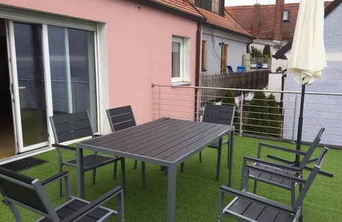 Floß Apartment | Helle Dachstudio Fewo mit moderner Einbauküche