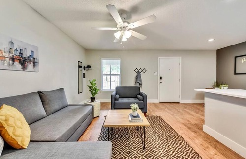 Old East Dallas Apartment | Hello Gorgeous Flat near Downtown!