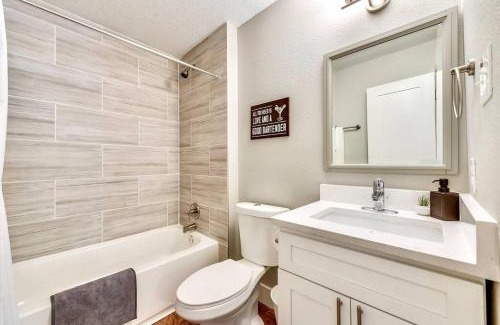 Old East Dallas Apartment | Hello Gorgeous Flat near Downtown!