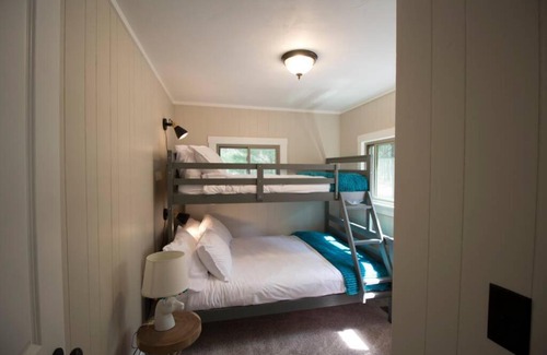 Irons House | Hello Sunshine Cabin - Retreat in the forest