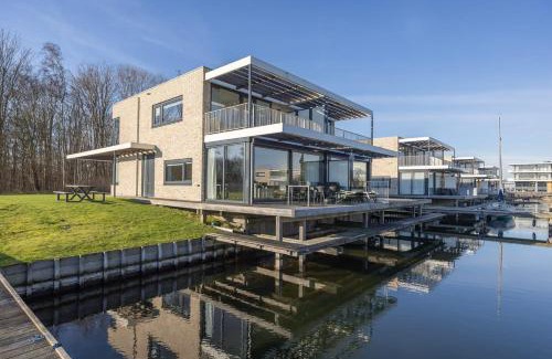 Oranjeplaat Villa | Hello Zeeland - Water Villa's Veerse Wende - with dog