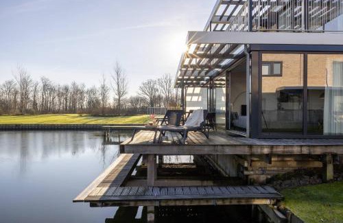 Oranjeplaat Villa | Hello Zeeland - Water Villa's Veerse Wende - with dog